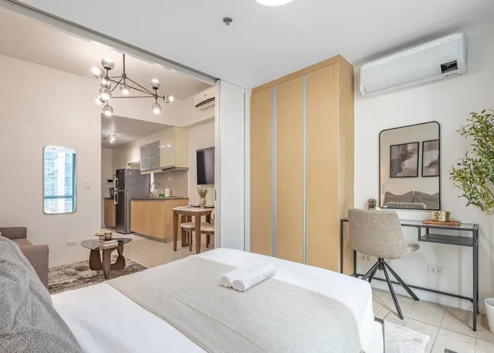 Uptown Bgc 1br Warm Modern Luxe View Apartment