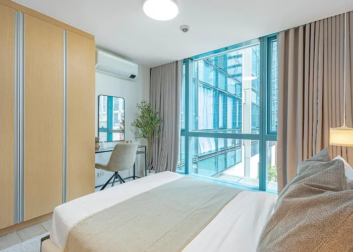 Uptown Bgc 1br Warm Modern Luxe View