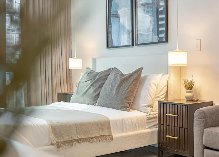 Uptown Bgc 1br Warm Modern Luxe View