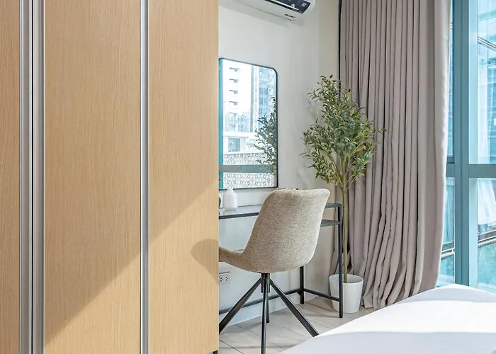 Uptown Bgc 1br Warm Modern Luxe View Manila